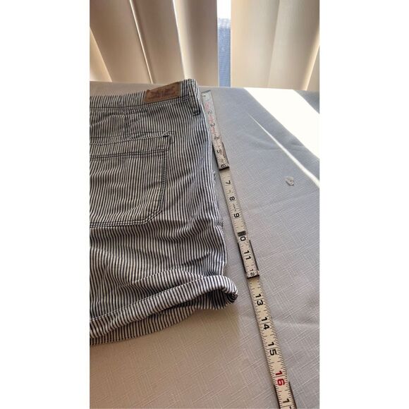 Levi's Women's Railroad Striped Rolled Cuffed Hem Chino Shorts Navy White Sz 31 - Picture 8 of 10